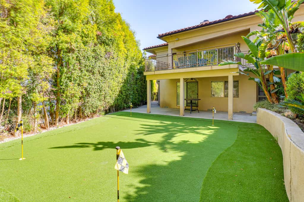 Winter Sun & Mountain Views: Luxe LA Escape!