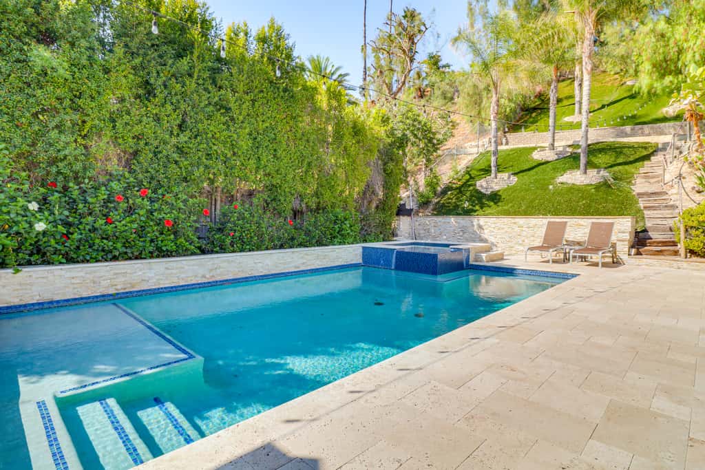 Winter Sun & Mountain Views: Luxe LA Escape!