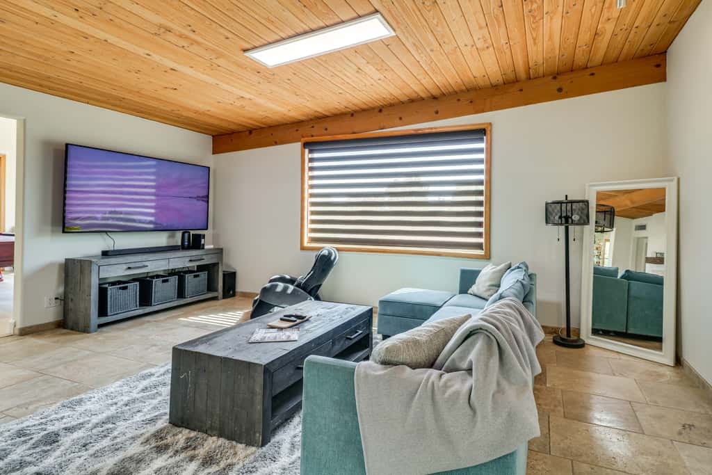 Winter Sun & Mountain Views: Luxe LA Escape!