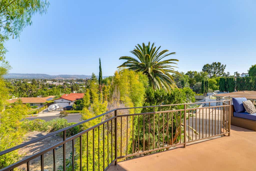 Winter Sun & Mountain Views: Luxe LA Escape!