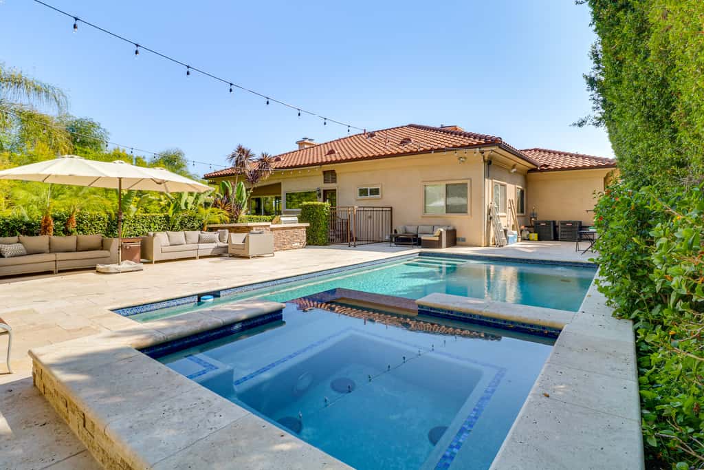 Winter Sun & Mountain Views: Luxe LA Escape!