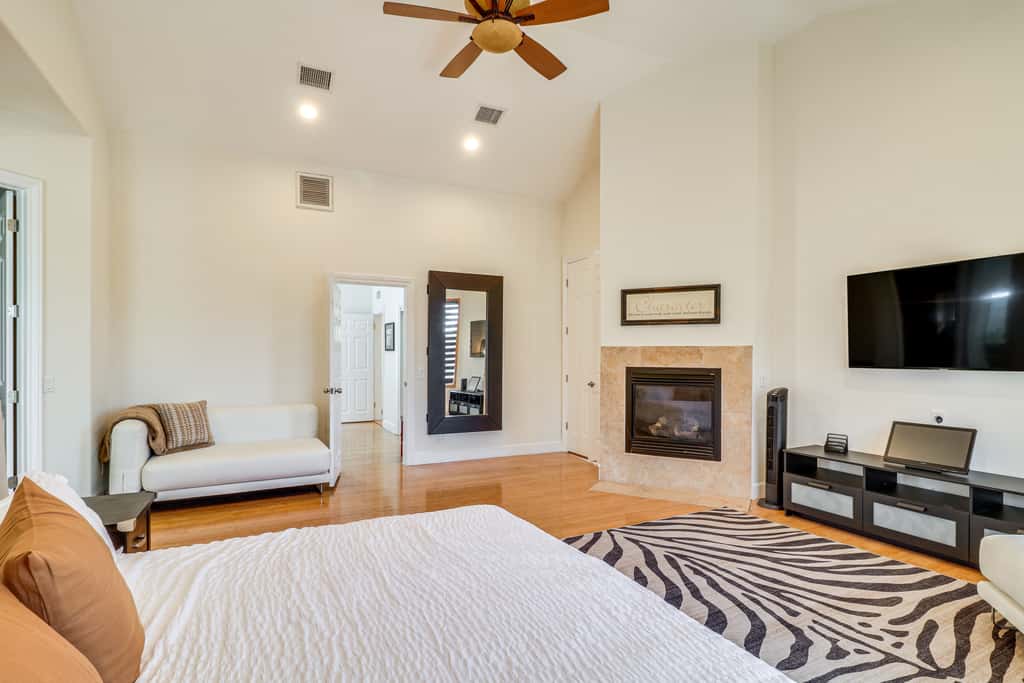 Winter Sun & Mountain Views: Luxe LA Escape!