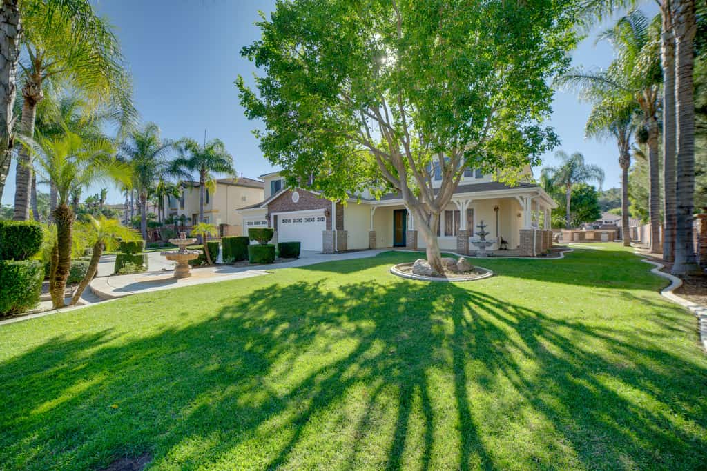 Resort-Style Oasis: Expansive Riverside Mansion