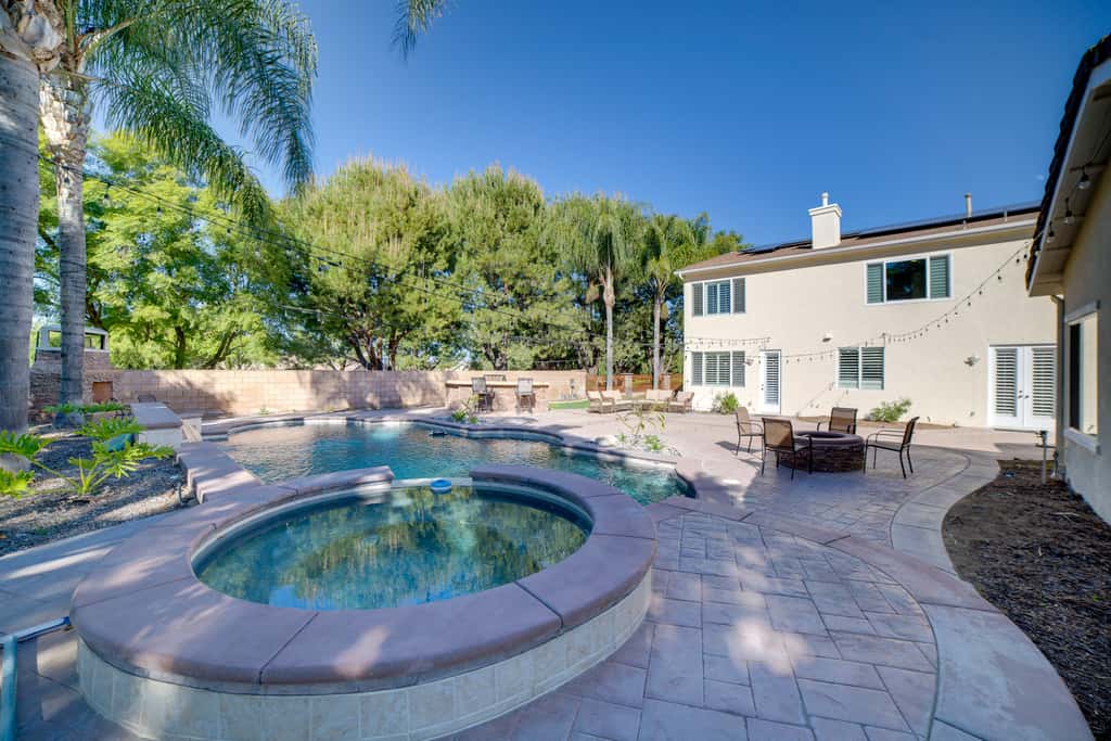 Resort-Style Oasis: Expansive Riverside Mansion