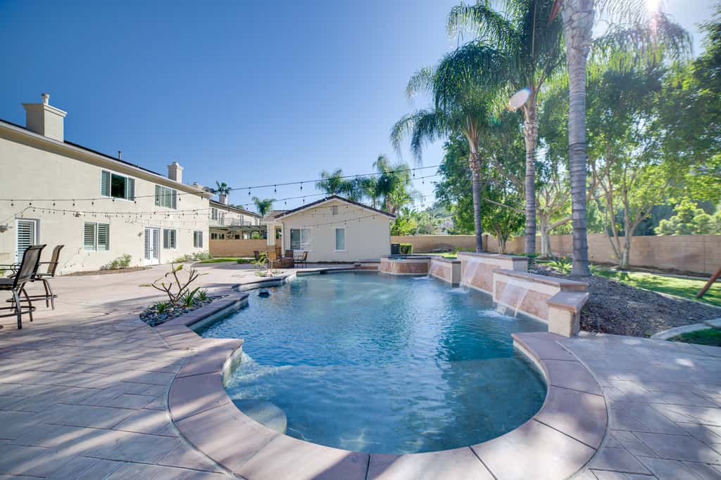 Resort-Style Oasis: Expansive Riverside Mansion