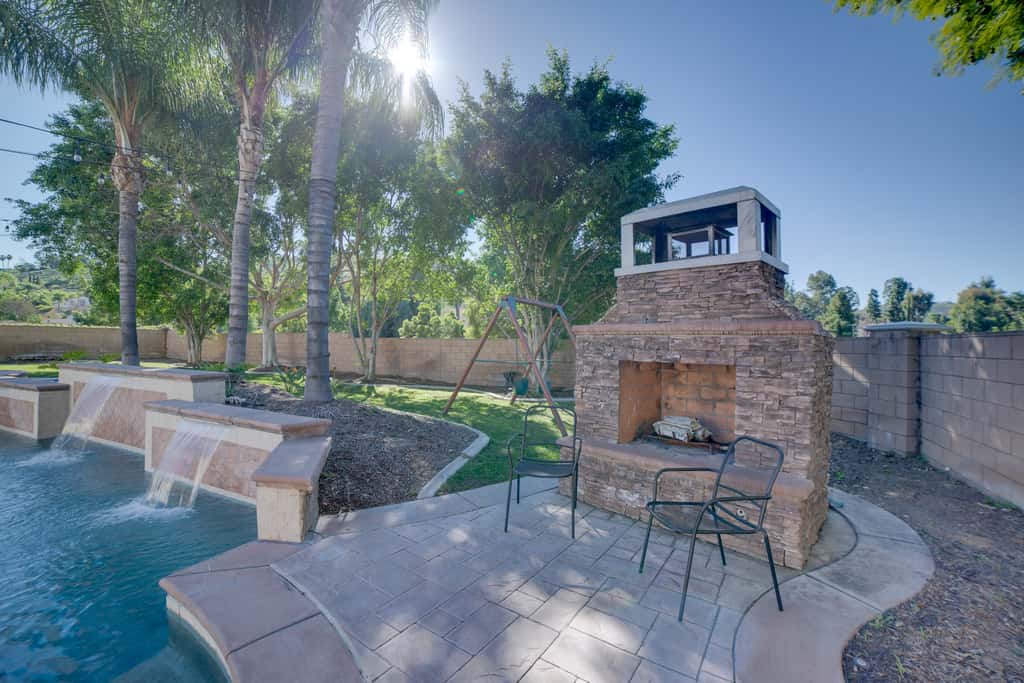 Resort-Style Oasis: Expansive Riverside Mansion