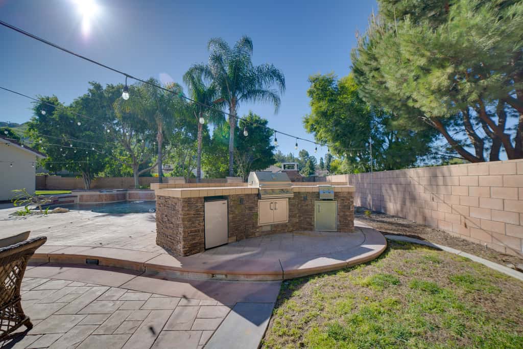 Resort-Style Oasis: Expansive Riverside Mansion