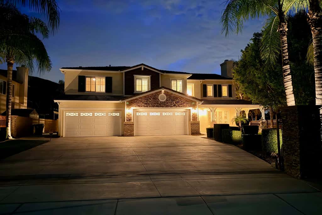 Resort-Style Oasis: Expansive Riverside Mansion