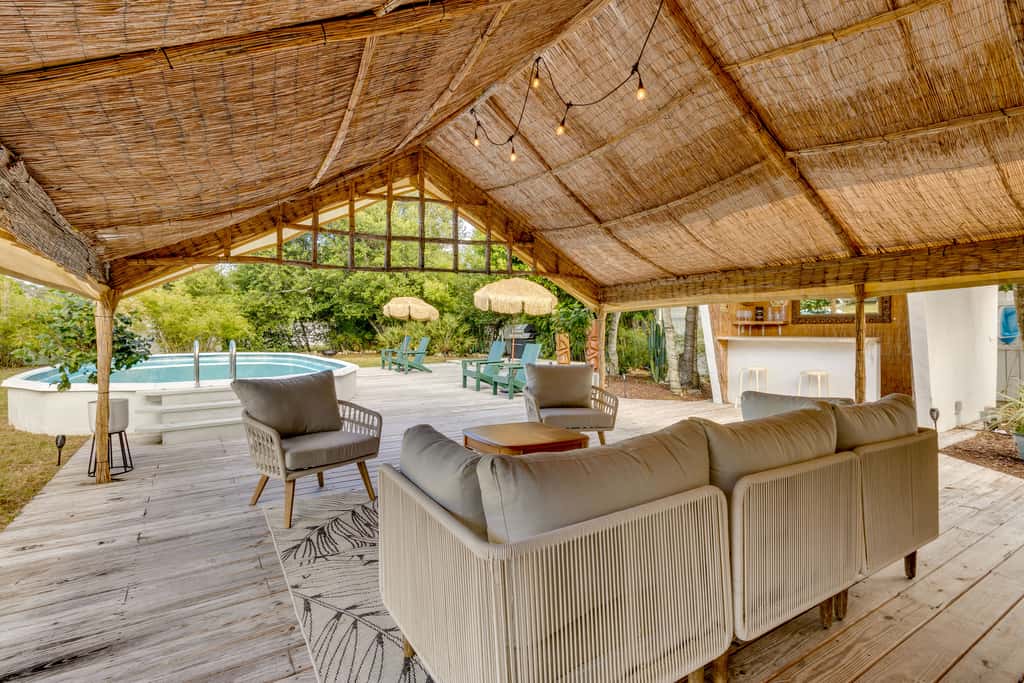 Mount Dora Home: Private Pool & Tropical Bar!