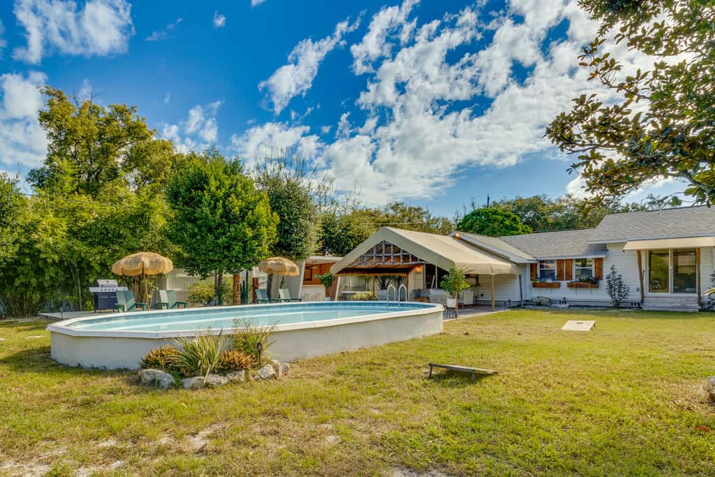 Mount Dora Home: Private Pool & Tropical Bar!