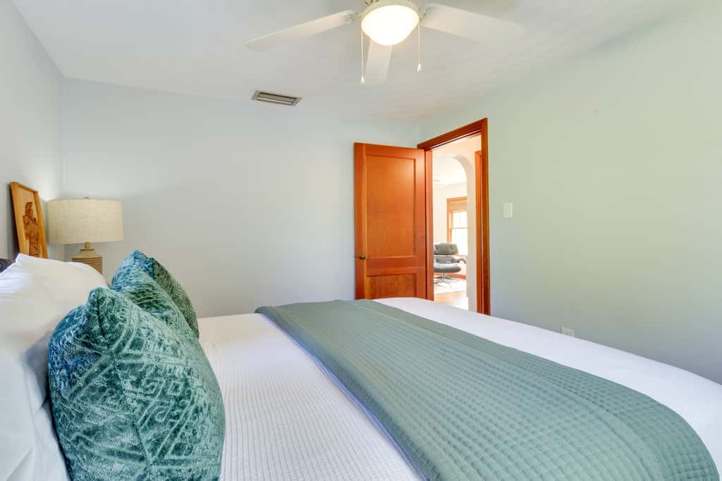 Mount Dora Home: Private Pool & Tropical Bar!