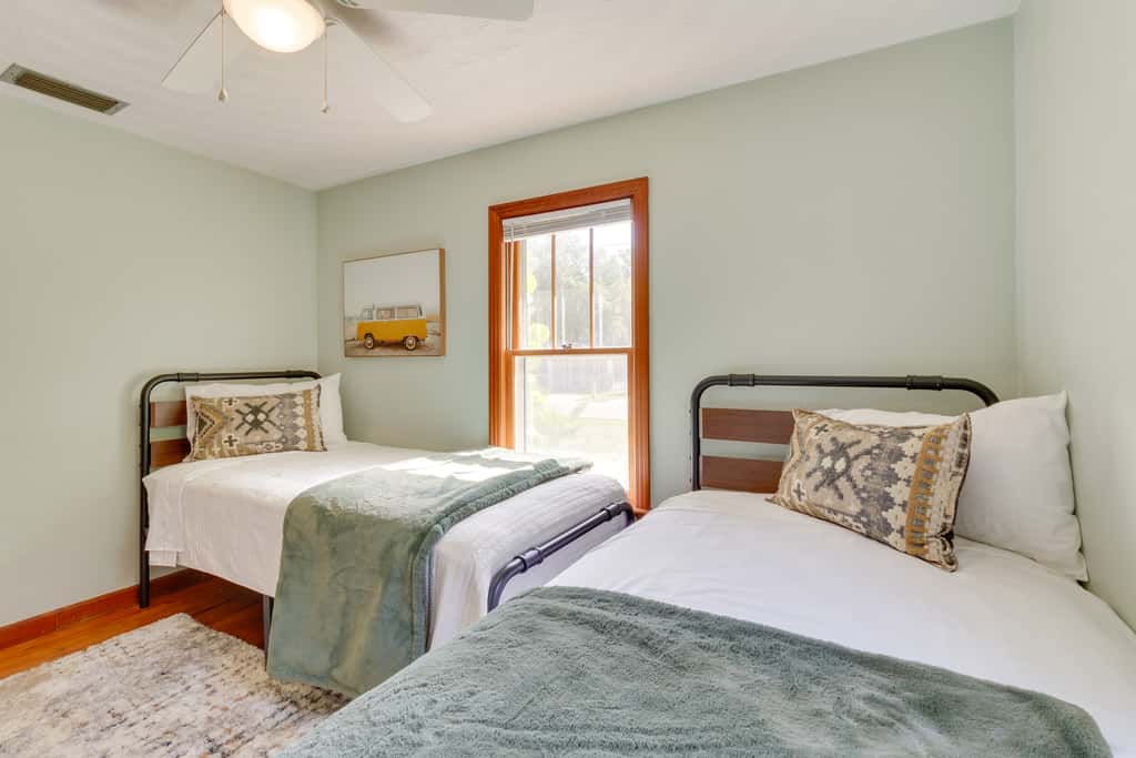 Mount Dora Home: Private Pool & Tropical Bar!
