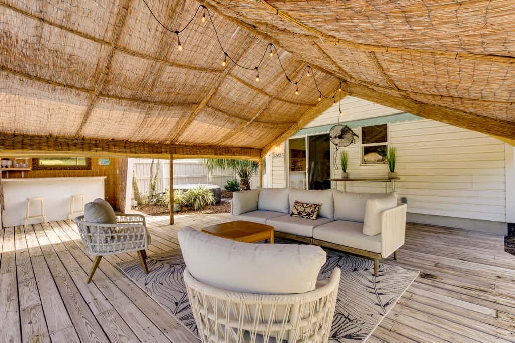 Mount Dora Home: Private Pool & Tropical Bar!