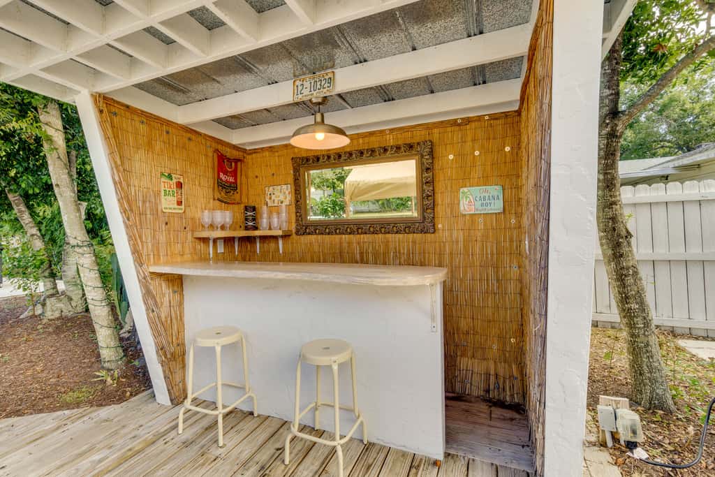 Mount Dora Home: Private Pool & Tropical Bar!