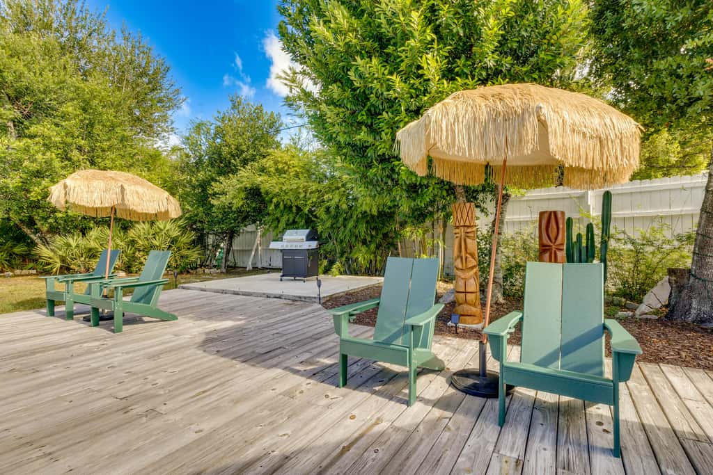 Mount Dora Home: Private Pool & Tropical Bar!