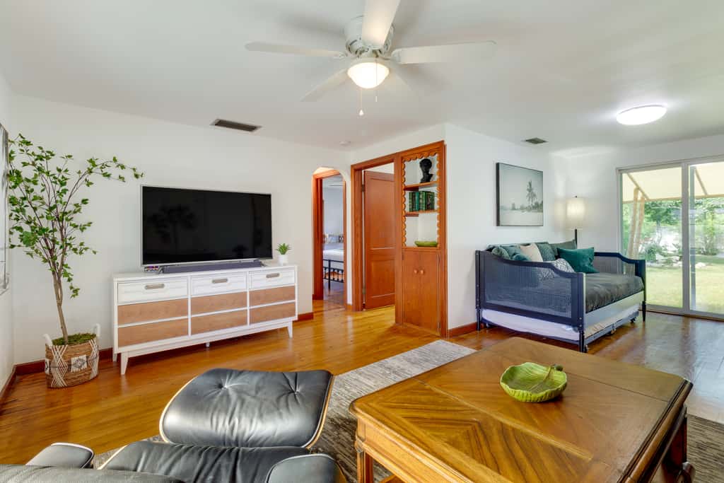 Mount Dora Home: Private Pool & Tropical Bar!