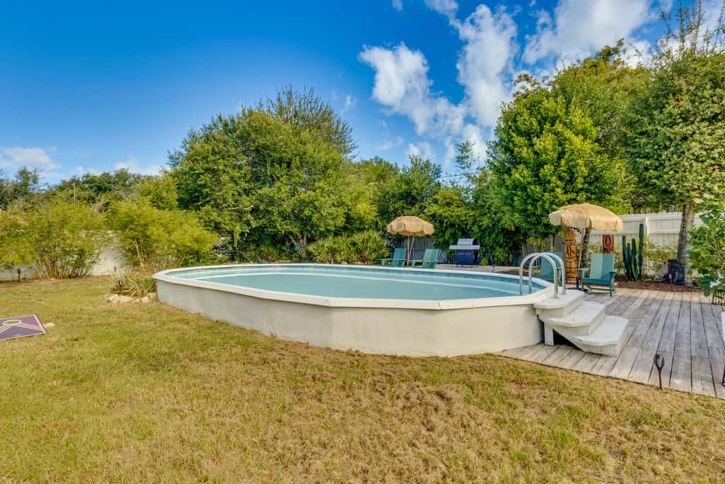 Mount Dora Home: Private Pool & Tropical Bar!