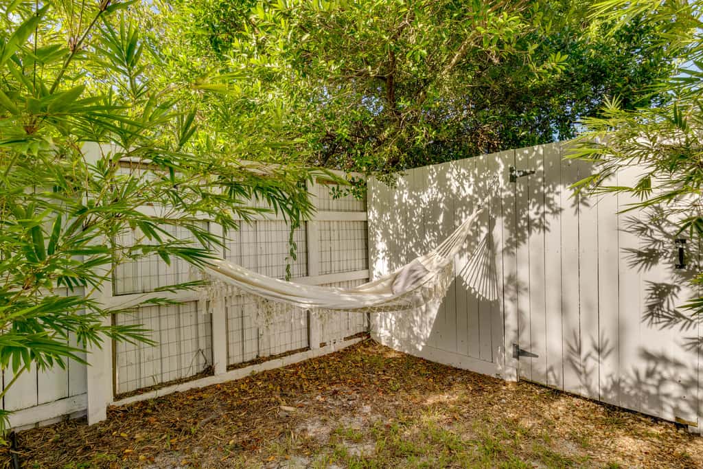 Mount Dora Home: Private Pool & Tropical Bar!