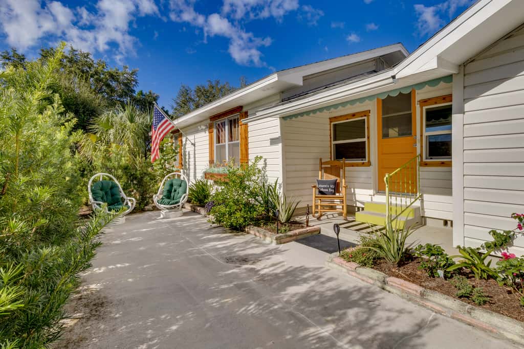 Mount Dora Home: Private Pool & Tropical Bar!