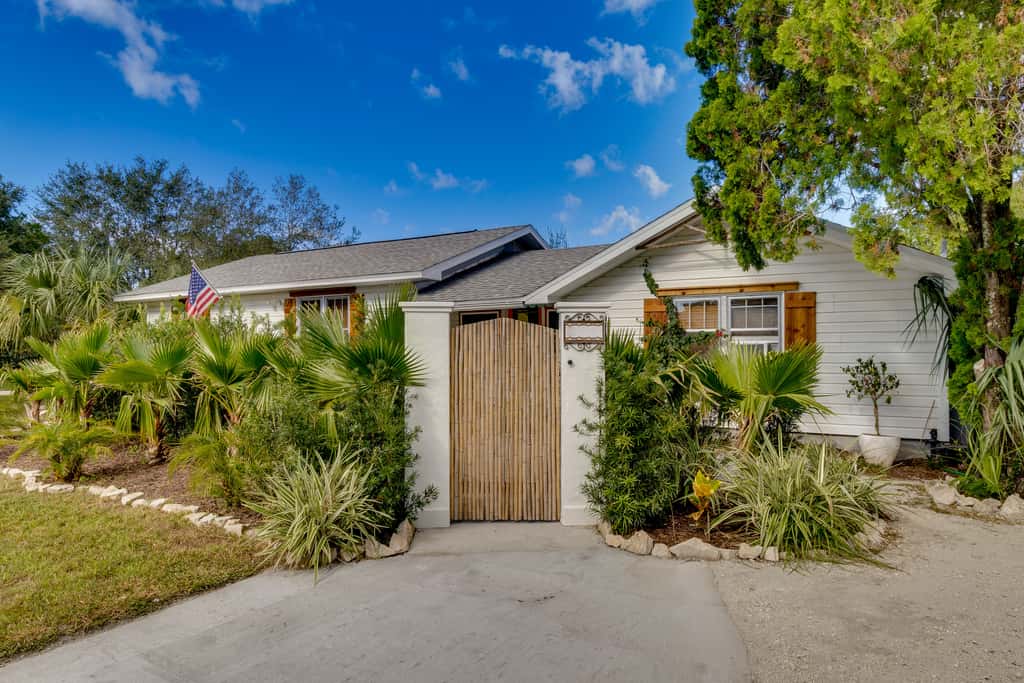 Mount Dora Home: Private Pool & Tropical Bar!