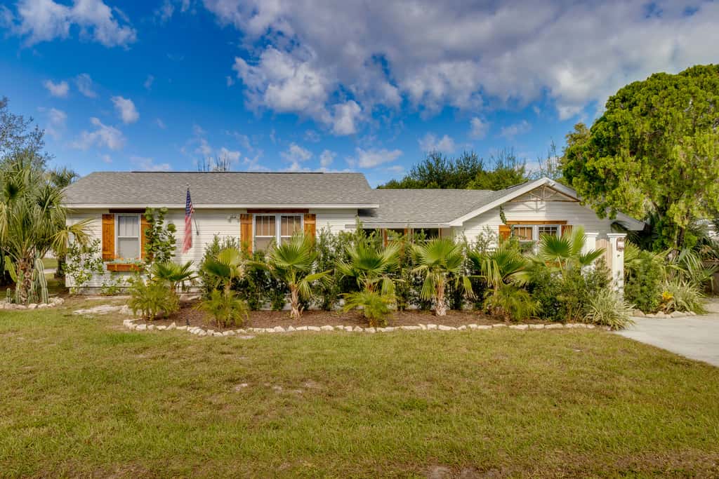 Mount Dora Home: Private Pool & Tropical Bar!