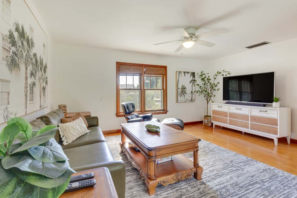 Mount Dora Home: Private Pool & Tropical Bar!