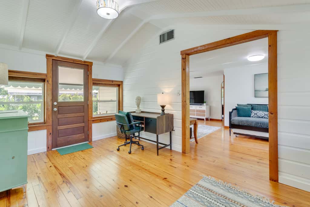 Mount Dora Home: Private Pool & Tropical Bar!