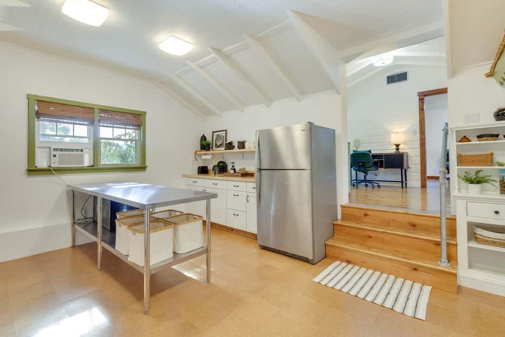 Mount Dora Home: Private Pool & Tropical Bar!
