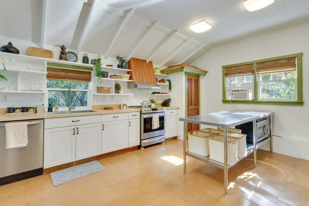 Mount Dora Home: Private Pool & Tropical Bar!
