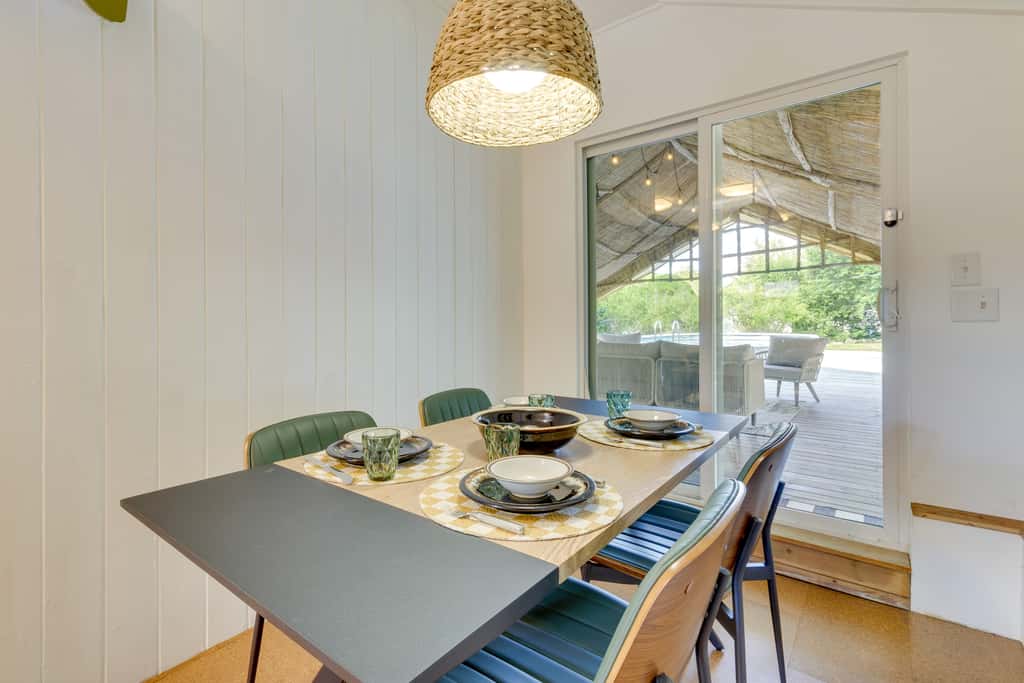 Mount Dora Home: Private Pool & Tropical Bar!