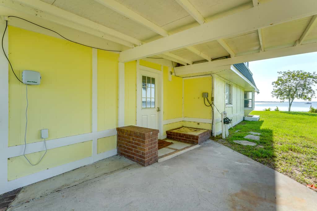 Lake Dora Escape: Canal Access & Seaplane Sights!