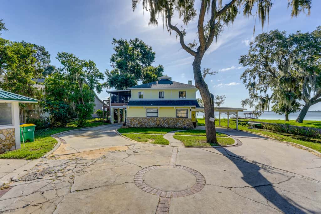 Lake Dora Escape: Canal Access & Seaplane Sights!