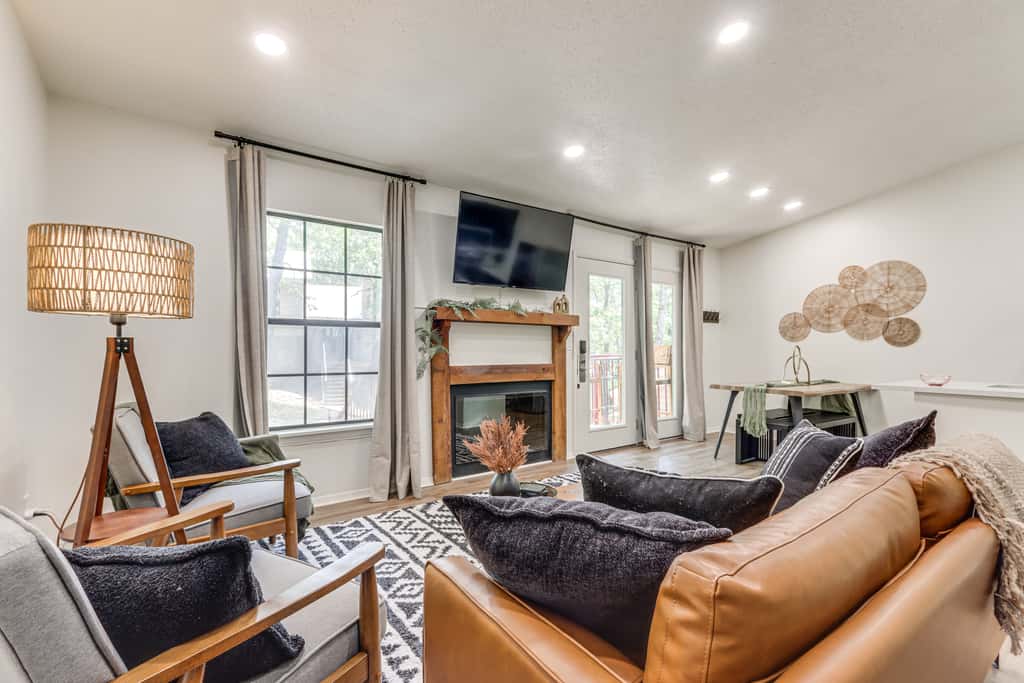 Walk to Table Rock Lake: Updated Cabin w/ Deck!