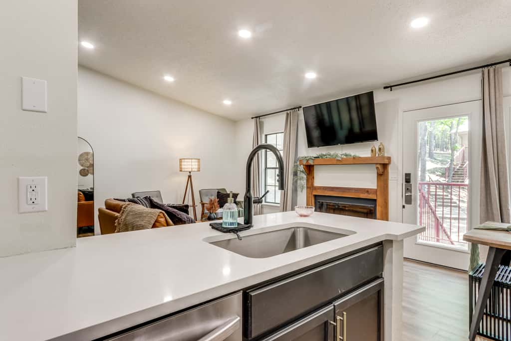 Walk to Table Rock Lake: Updated Cabin w/ Deck!