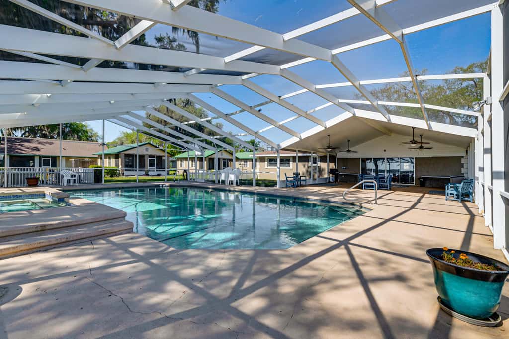 Lake View, Pool Access! Pet-Friendly Hernando Stay