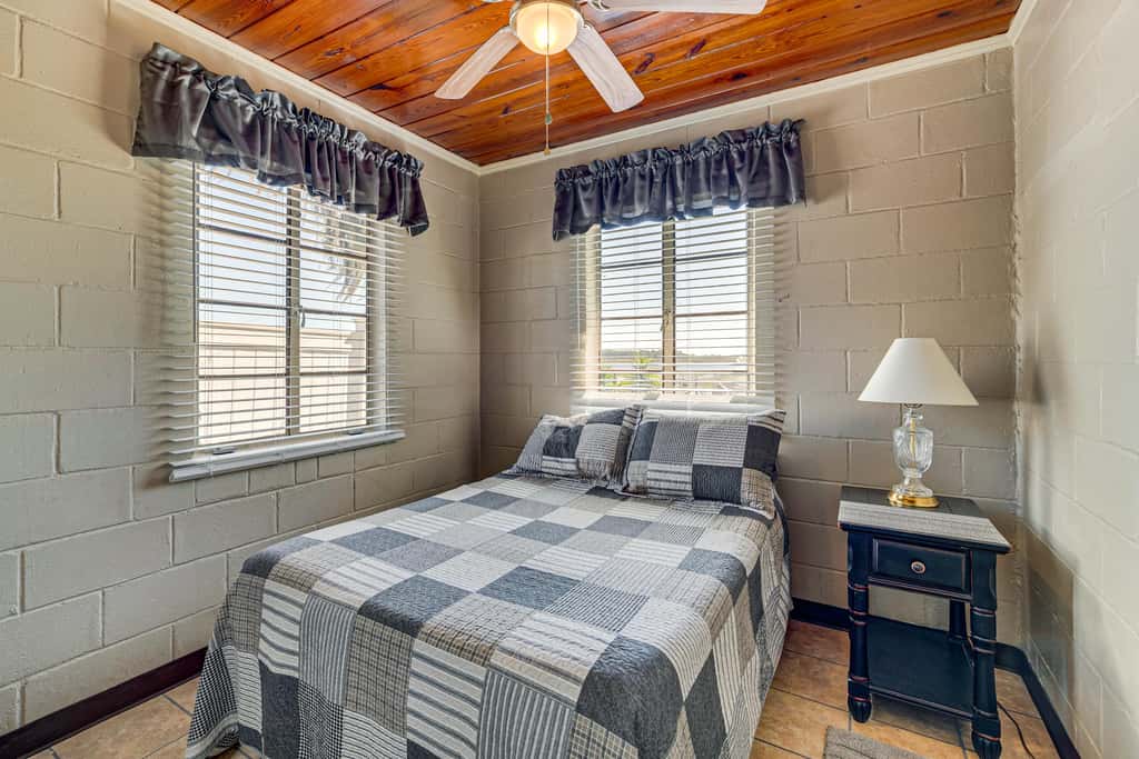 Lake View, Pool Access! Pet-Friendly Hernando Stay