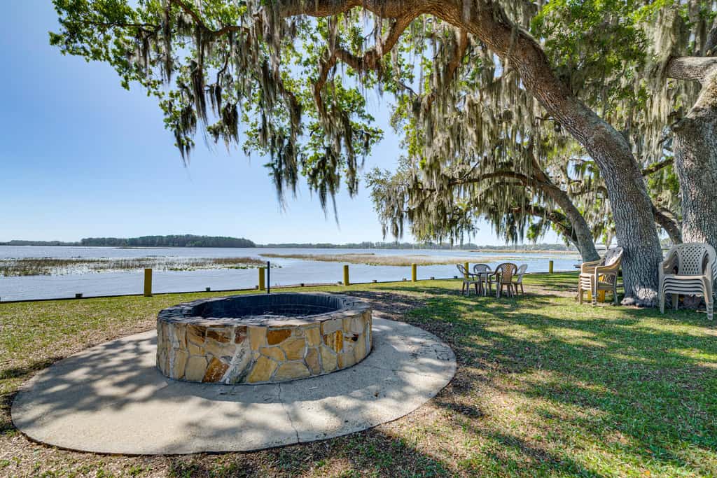Lake View, Pool Access! Pet-Friendly Hernando Stay