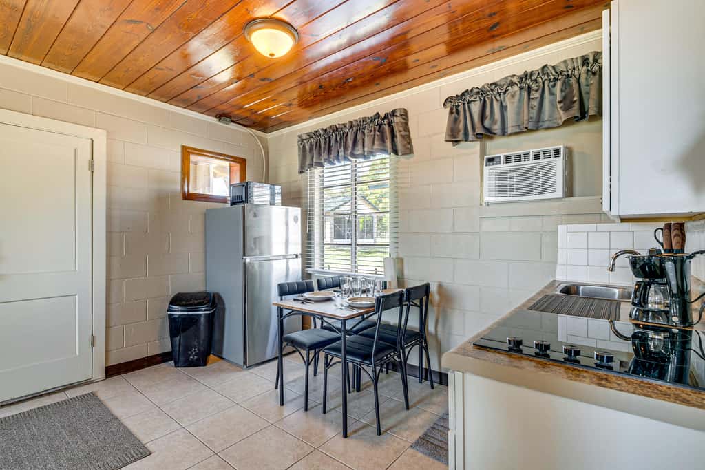 Lake View, Pool Access! Pet-Friendly Hernando Stay