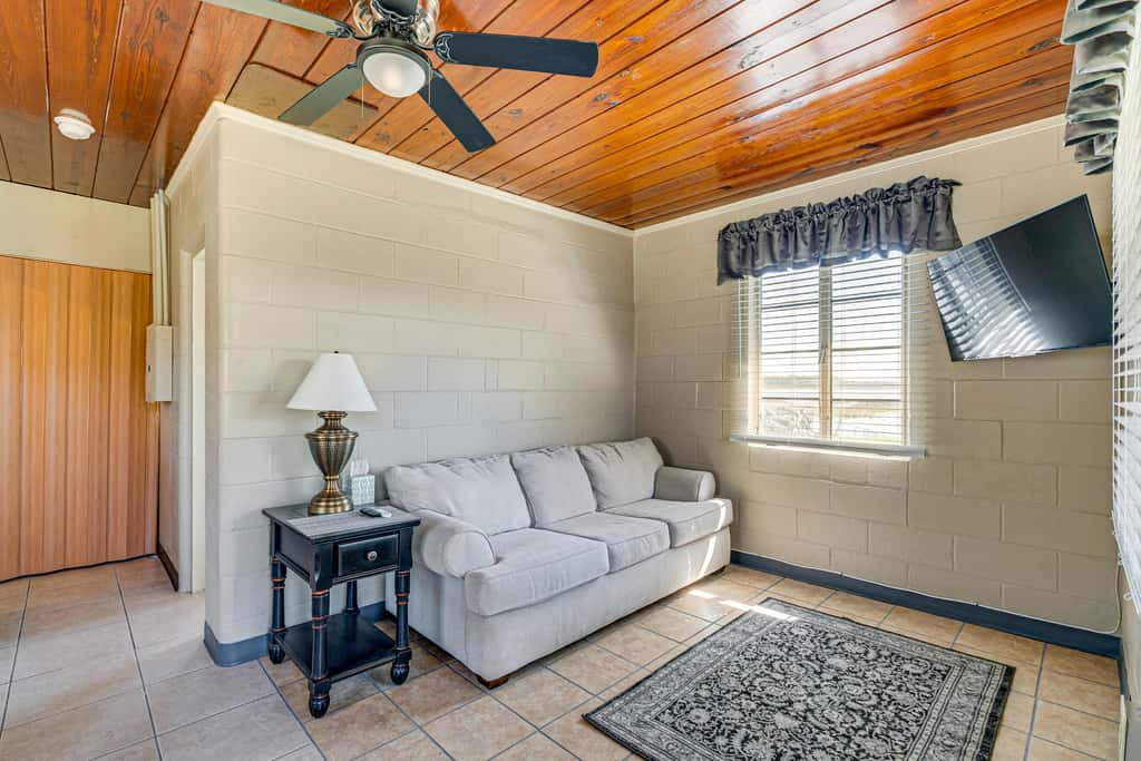 Lake View, Pool Access! Pet-Friendly Hernando Stay