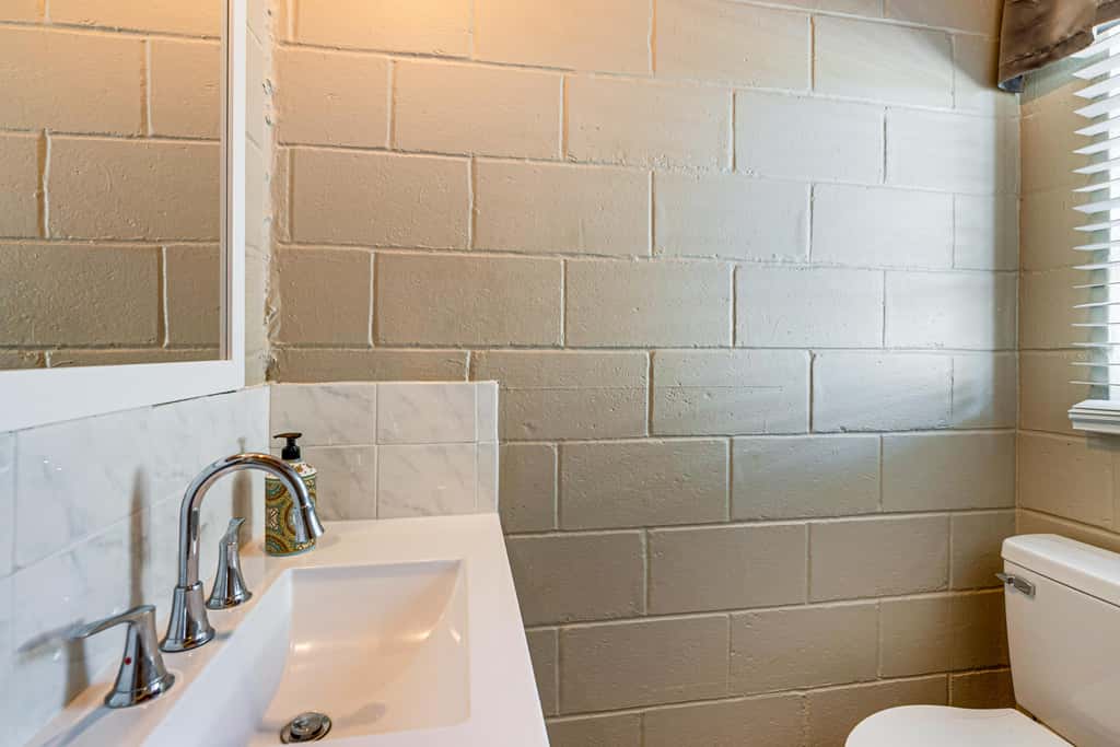 Lake View, Pool Access! Pet-Friendly Hernando Stay