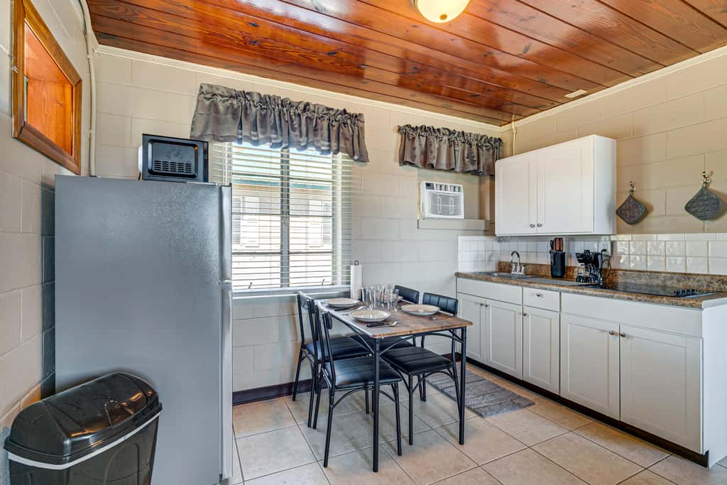 Lake View, Pool Access! Pet-Friendly Hernando Stay