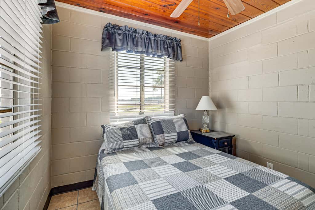 Lake View, Pool Access! Pet-Friendly Hernando Stay