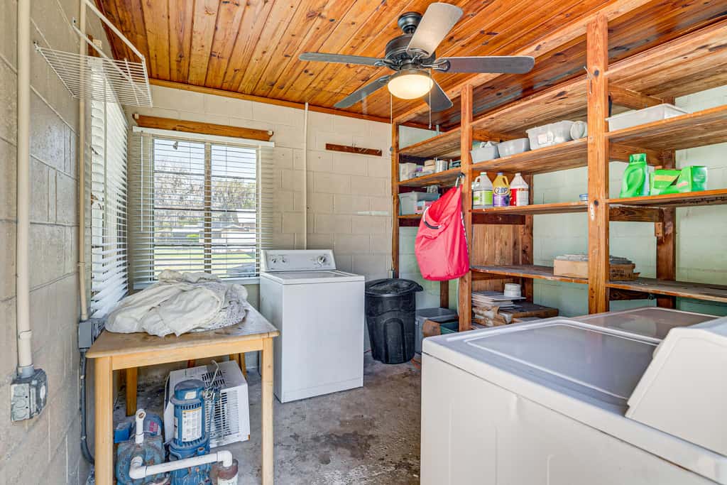 Lake View, Pool Access! Pet-Friendly Hernando Stay