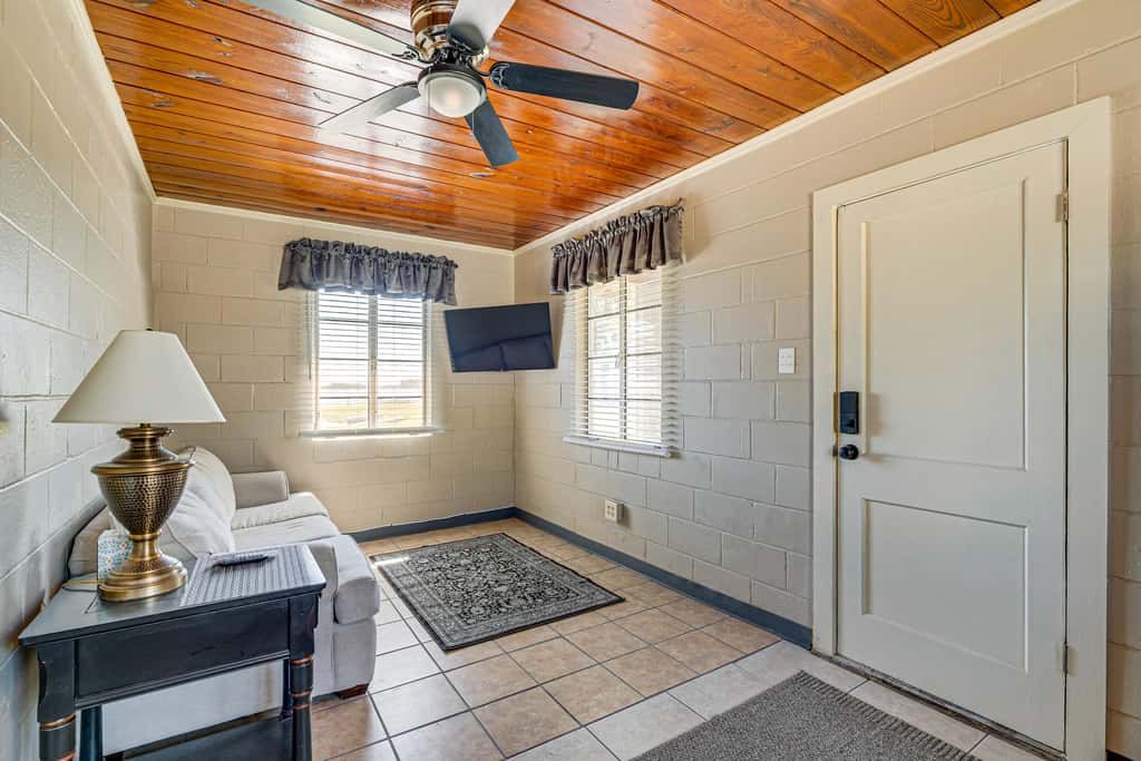 Lake View, Pool Access! Pet-Friendly Hernando Stay