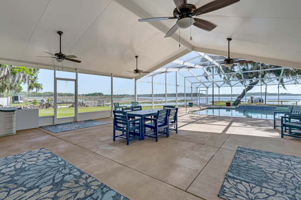 Lake View, Pool Access! Pet-Friendly Hernando Stay