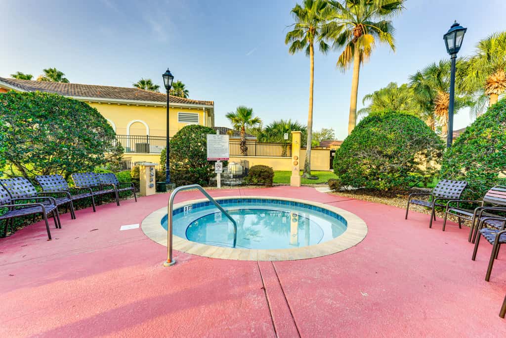 Pet-Friendly Davenport Townhome: 9 Mi to Disney!
