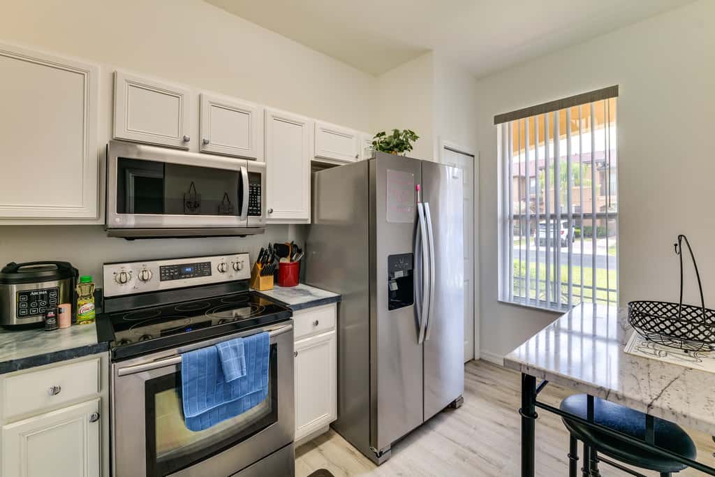 Pet-Friendly Davenport Townhome: 9 Mi to Disney!