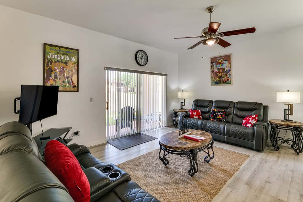 Pet-Friendly Davenport Townhome: 9 Mi to Disney!