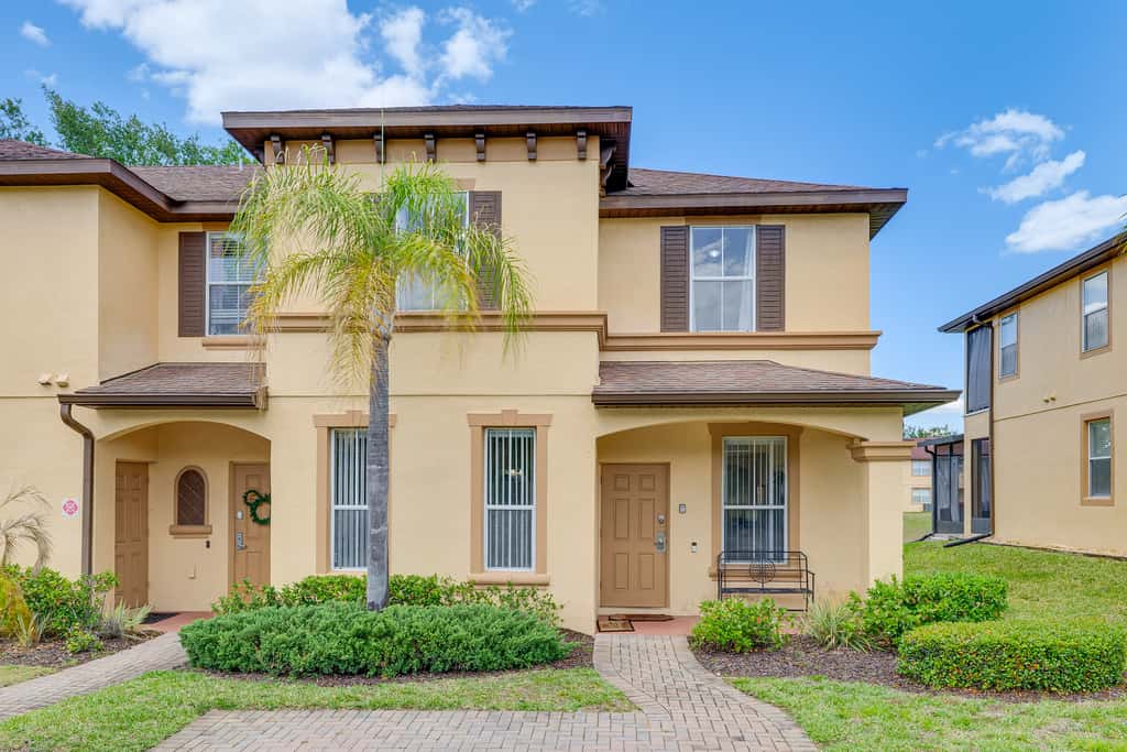 Pet-Friendly Davenport Townhome: 9 Mi to Disney!