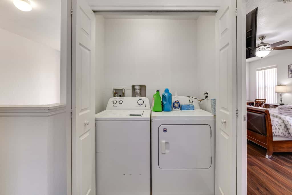 Pet-Friendly Davenport Townhome: 9 Mi to Disney!